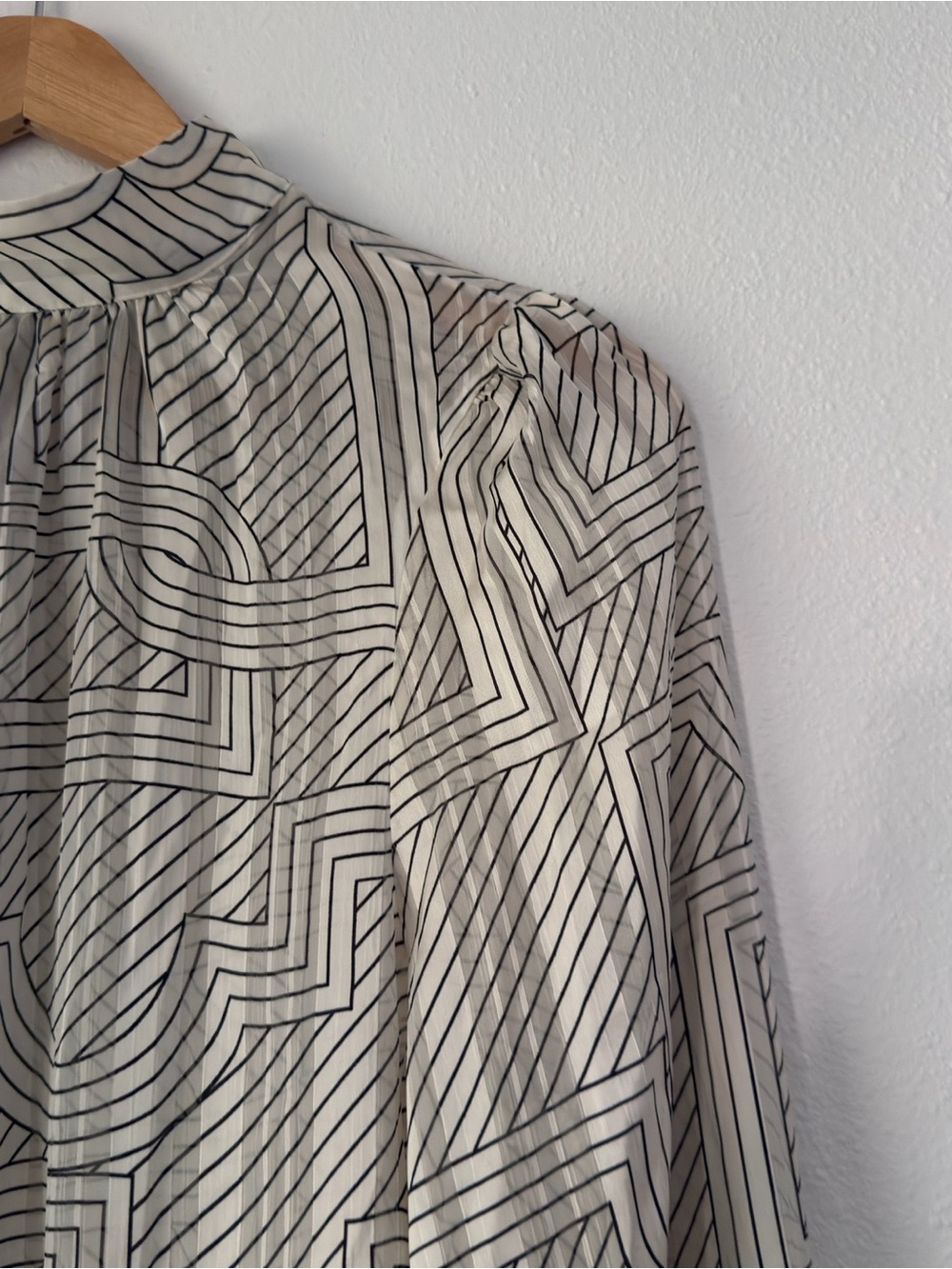 H&M Black and White STAND-UP COLLAR BLOUSE Geometric Design Fall Size large - Picture 3 of 9